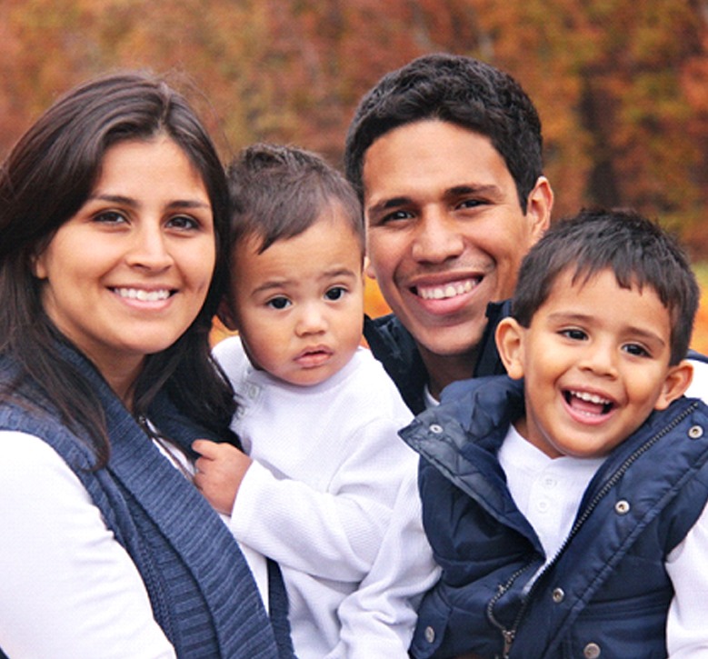 Padres e hijos sonriendo juntos mientras están afuera