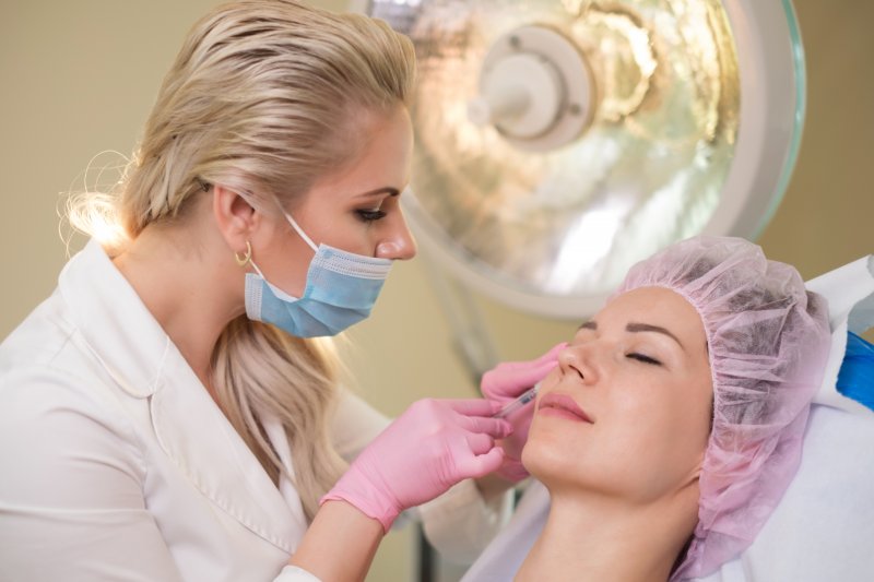 dentist administering dermal fillers